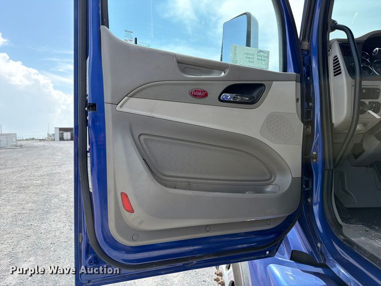 image for item ED5369 2020 Peterbilt 579 semi truck