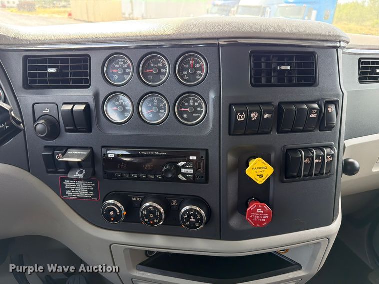 image for item ED5369 2020 Peterbilt 579 semi truck