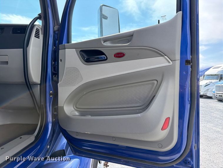 image for item ED5369 2020 Peterbilt 579 semi truck