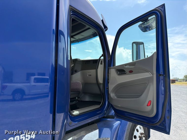 image for item ED5369 2020 Peterbilt 579 semi truck