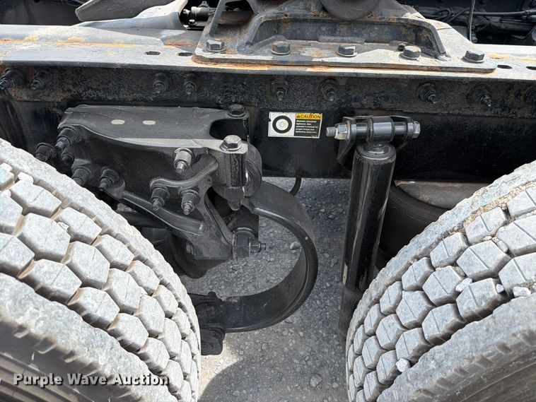 image for item ED5369 2020 Peterbilt 579 semi truck
