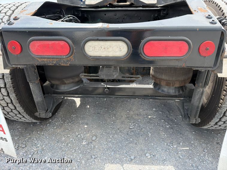 image for item ED5369 2020 Peterbilt 579 semi truck