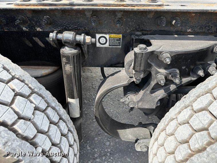 image for item ED5369 2020 Peterbilt 579 semi truck