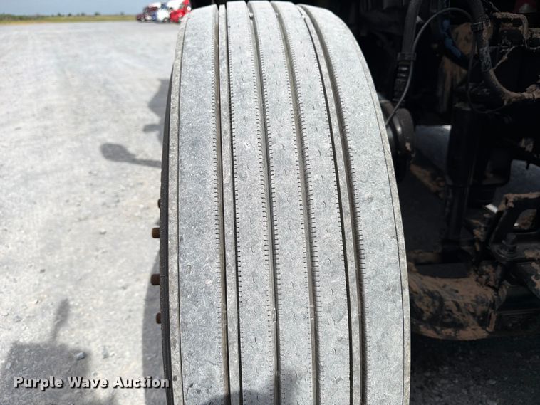 image for item ED5369 2020 Peterbilt 579 semi truck