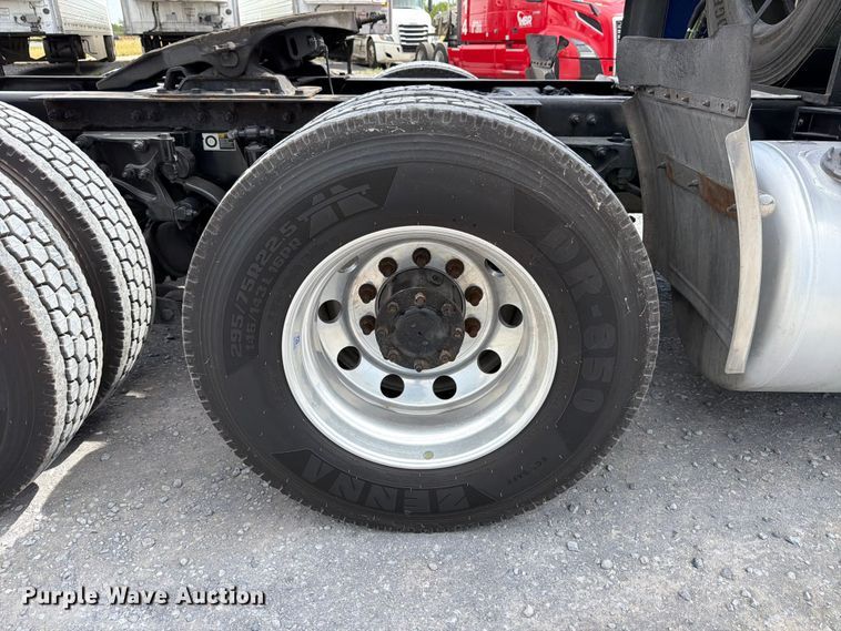 image for item ED5369 2020 Peterbilt 579 semi truck
