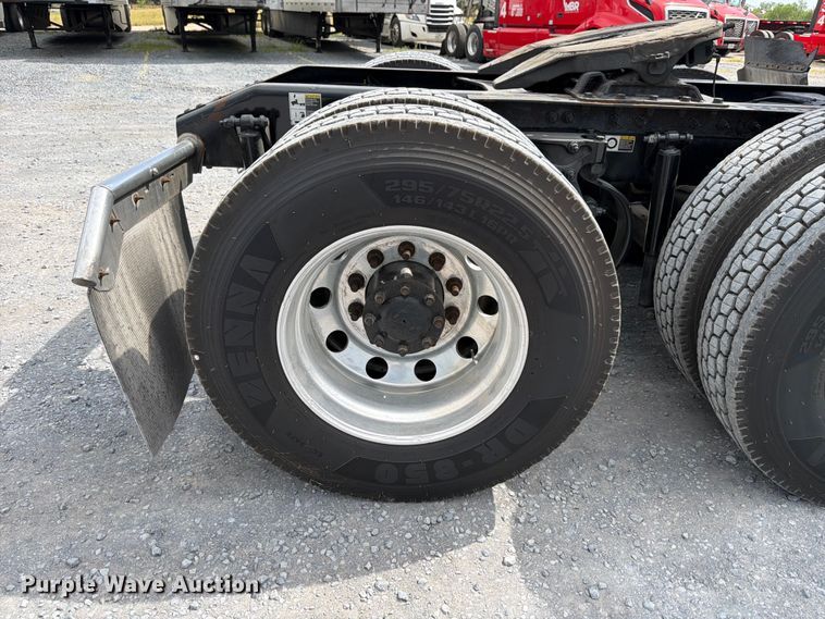 image for item ED5369 2020 Peterbilt 579 semi truck