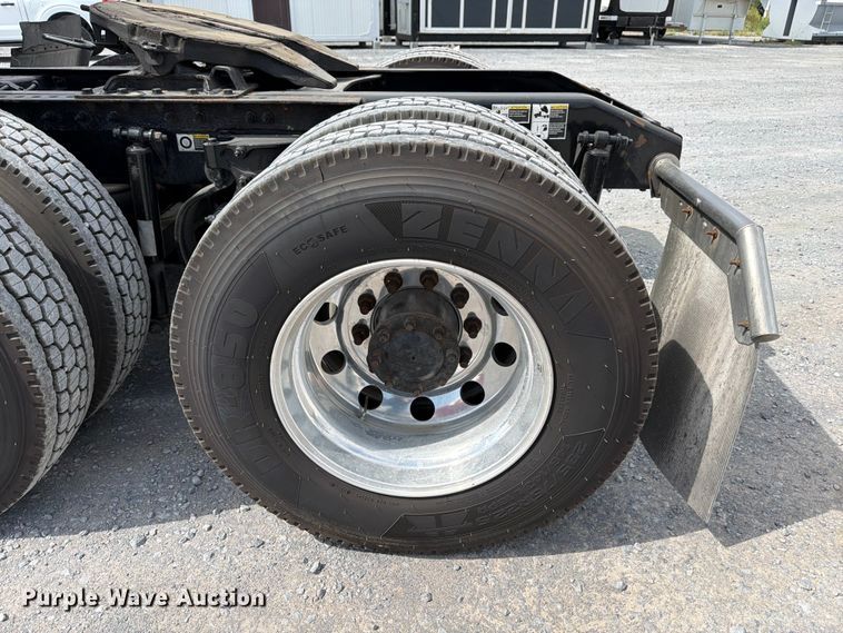 image for item ED5369 2020 Peterbilt 579 semi truck