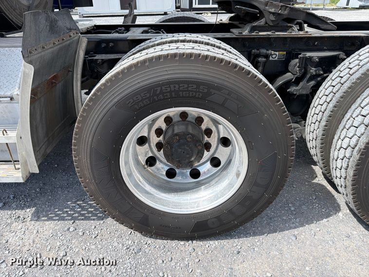 image for item ED5369 2020 Peterbilt 579 semi truck