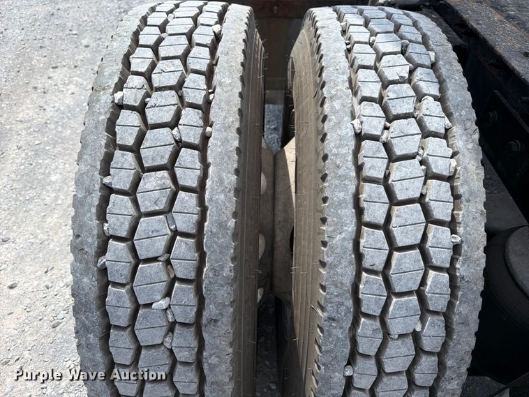 image for item ED5369 2020 Peterbilt 579 semi truck