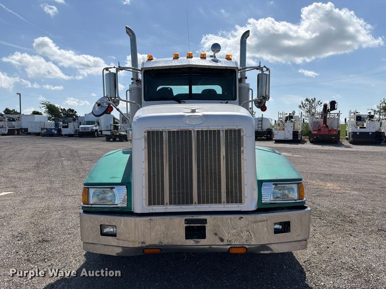 image for item EG9255 2006 Peterbilt 385 truck cab and chassis
