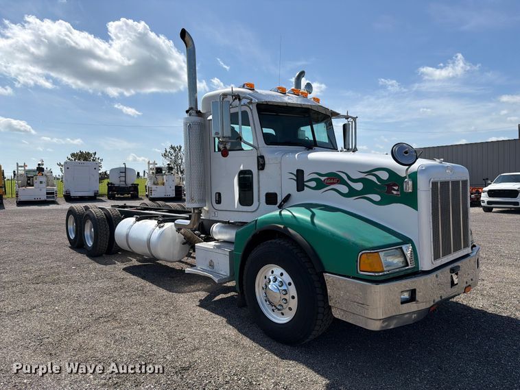image for item EG9255 2006 Peterbilt 385 truck cab and chassis