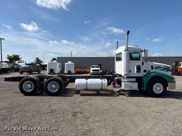 image for item EG9255 2006 Peterbilt 385 truck cab and chassis