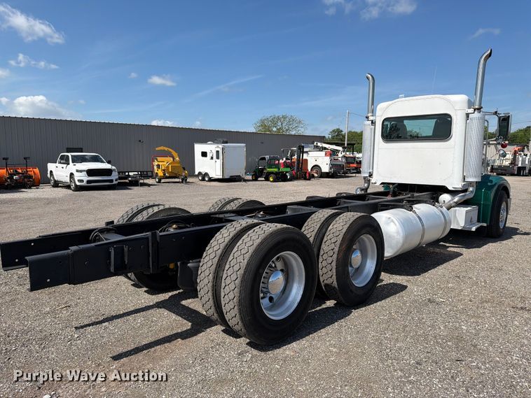 image for item EG9255 2006 Peterbilt 385 truck cab and chassis