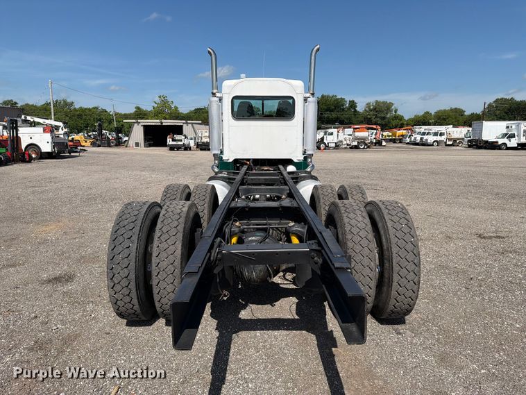 image for item EG9255 2006 Peterbilt 385 truck cab and chassis