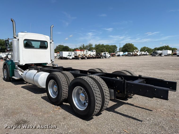 image for item EG9255 2006 Peterbilt 385 truck cab and chassis
