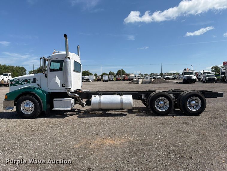 image for item EG9255 2006 Peterbilt 385 truck cab and chassis