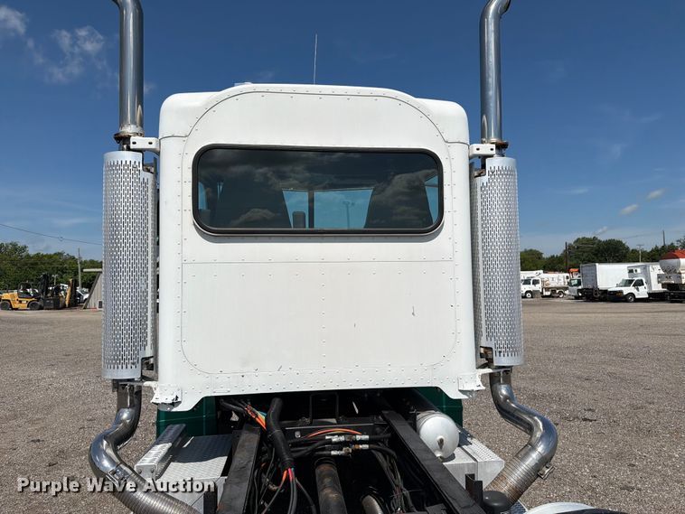 image for item EG9255 2006 Peterbilt 385 truck cab and chassis