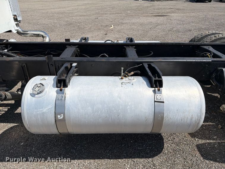 image for item EG9255 2006 Peterbilt 385 truck cab and chassis
