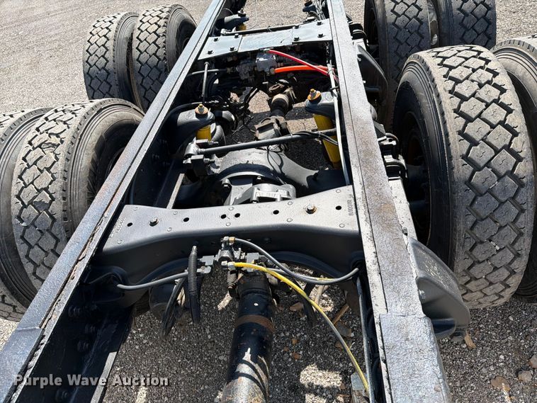 image for item EG9255 2006 Peterbilt 385 truck cab and chassis