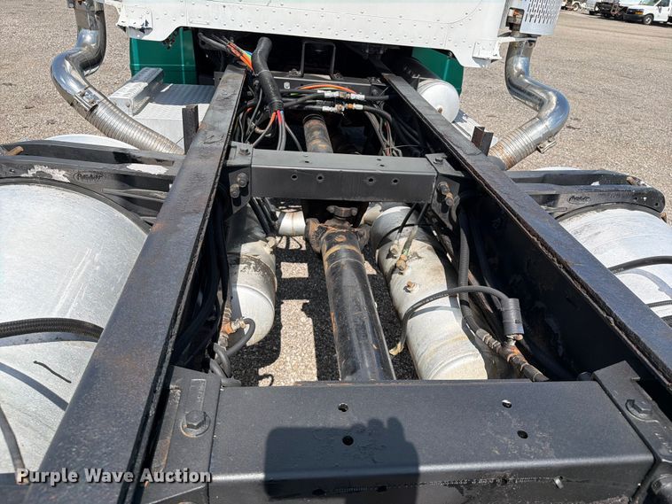 image for item EG9255 2006 Peterbilt 385 truck cab and chassis