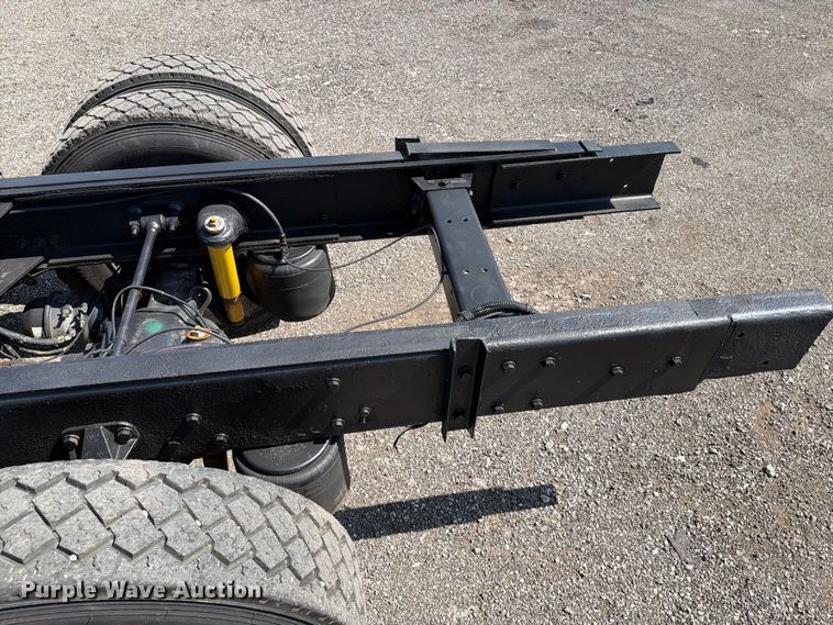 image for item EG9255 2006 Peterbilt 385 truck cab and chassis