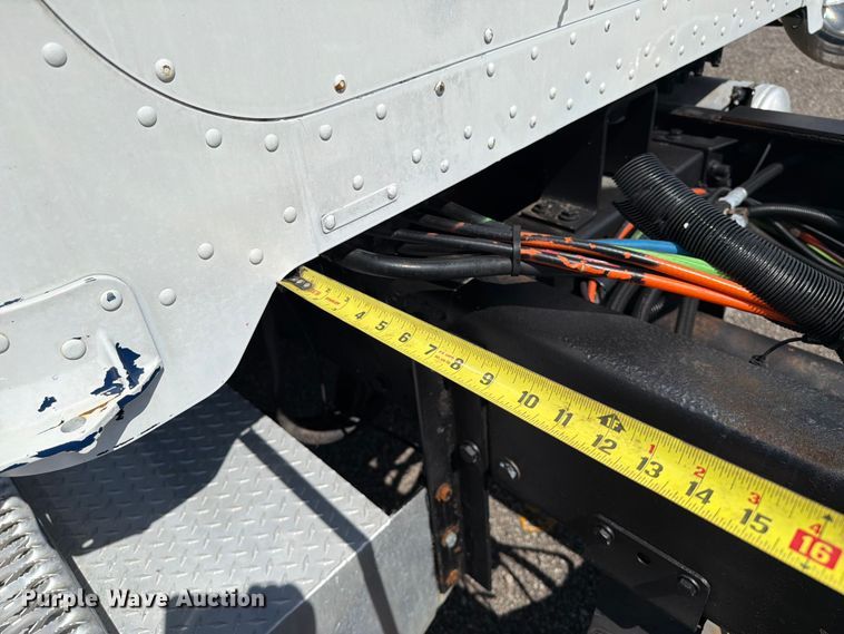 image for item EG9255 2006 Peterbilt 385 truck cab and chassis
