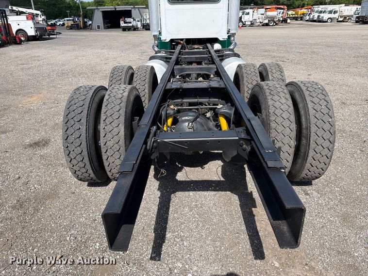 image for item EG9255 2006 Peterbilt 385 truck cab and chassis