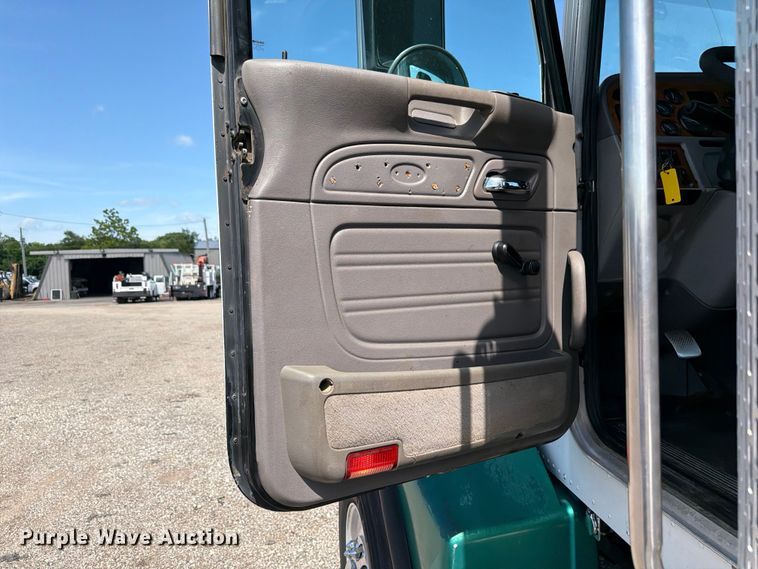 image for item EG9255 2006 Peterbilt 385 truck cab and chassis