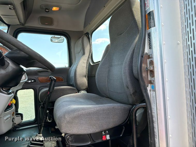 image for item EG9255 2006 Peterbilt 385 truck cab and chassis