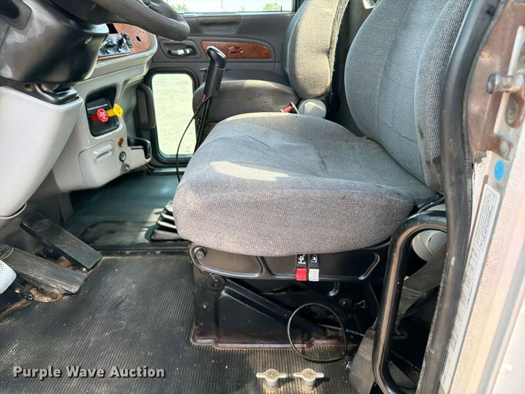 image for item EG9255 2006 Peterbilt 385 truck cab and chassis