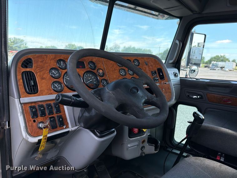 image for item EG9255 2006 Peterbilt 385 truck cab and chassis