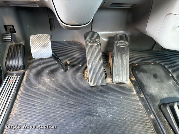 image for item EG9255 2006 Peterbilt 385 truck cab and chassis