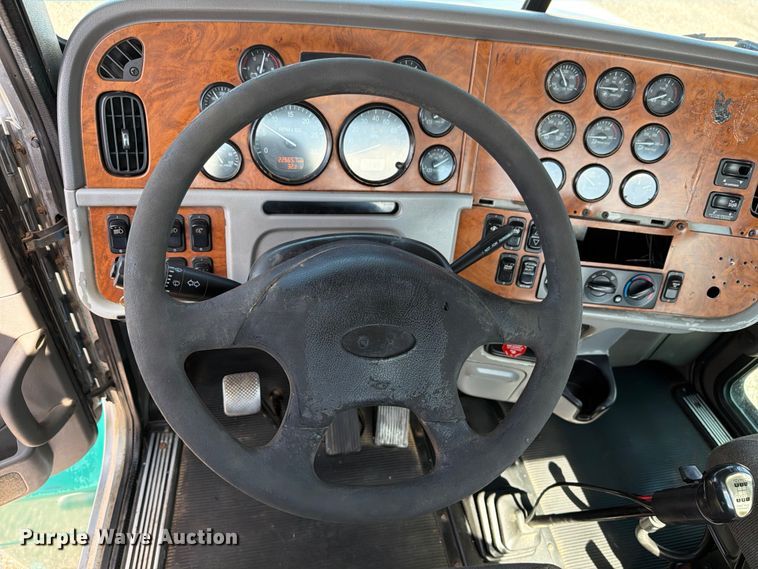 image for item EG9255 2006 Peterbilt 385 truck cab and chassis