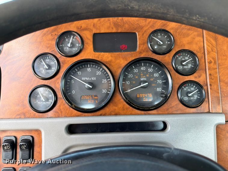 image for item EG9255 2006 Peterbilt 385 truck cab and chassis