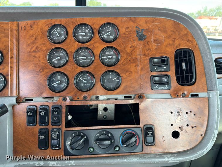 image for item EG9255 2006 Peterbilt 385 truck cab and chassis