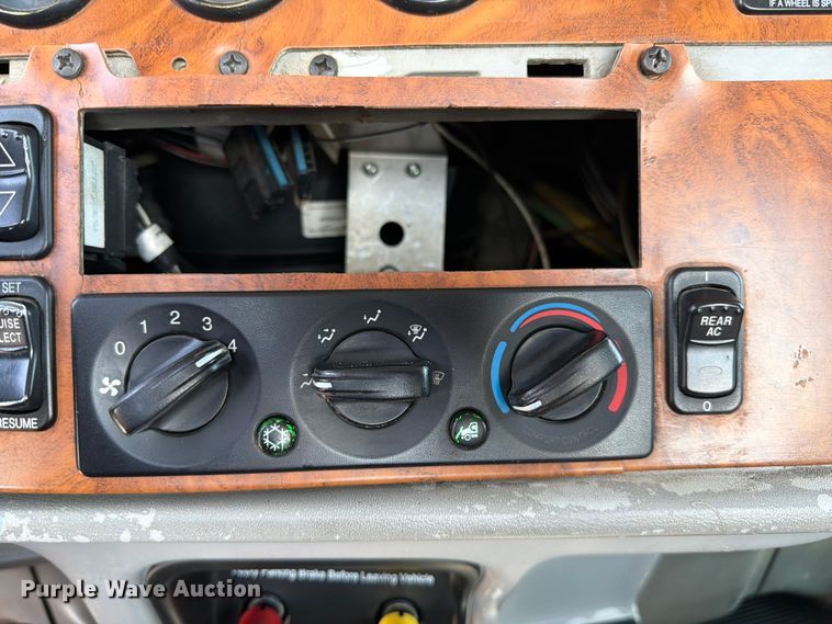 image for item EG9255 2006 Peterbilt 385 truck cab and chassis