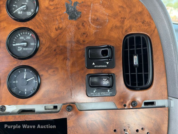 image for item EG9255 2006 Peterbilt 385 truck cab and chassis