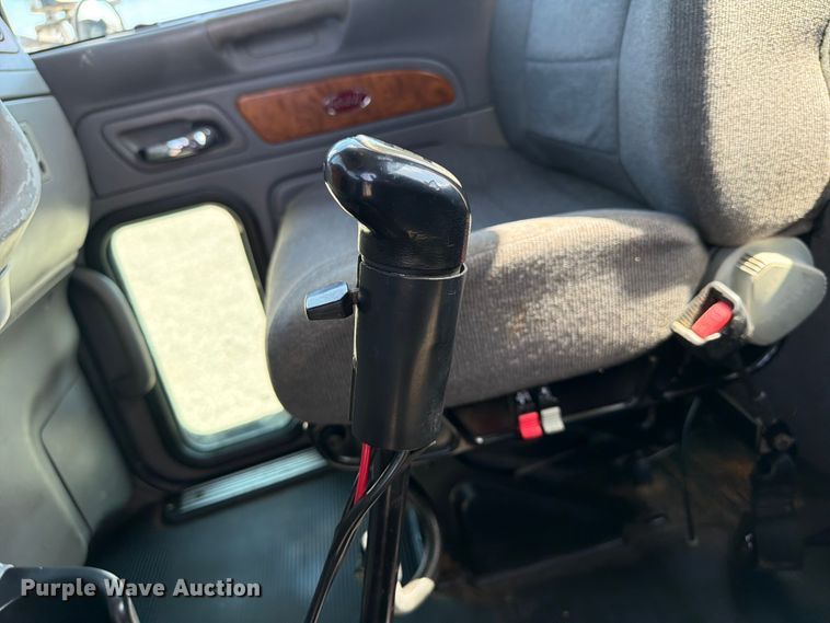 image for item EG9255 2006 Peterbilt 385 truck cab and chassis