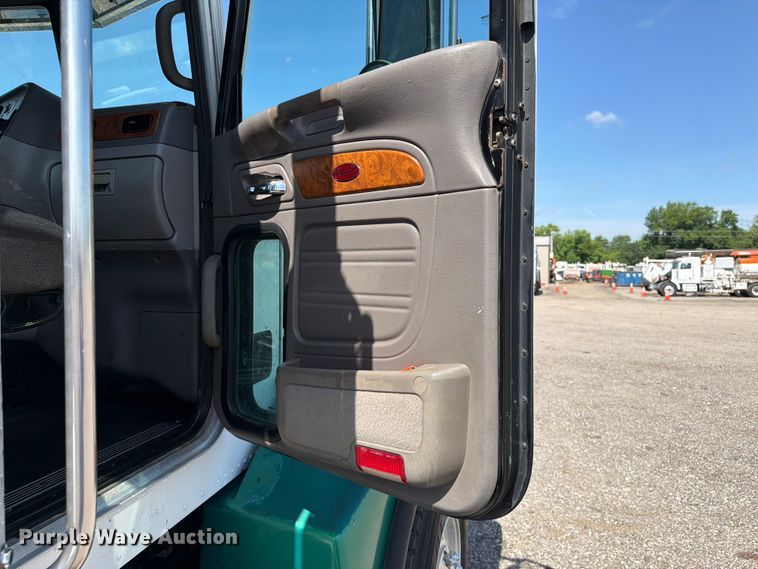 image for item EG9255 2006 Peterbilt 385 truck cab and chassis