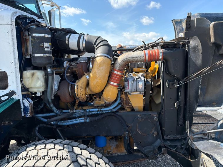 image for item EG9255 2006 Peterbilt 385 truck cab and chassis