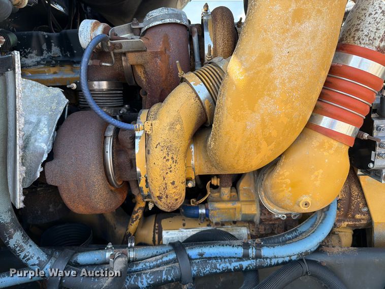 image for item EG9255 2006 Peterbilt 385 truck cab and chassis