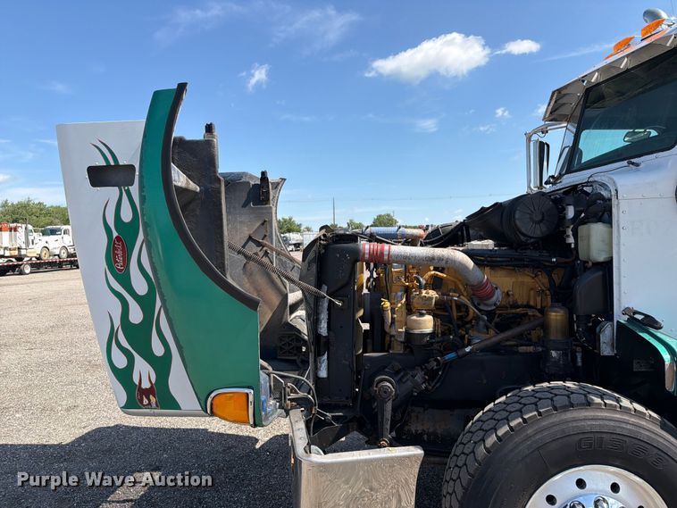 image for item EG9255 2006 Peterbilt 385 truck cab and chassis