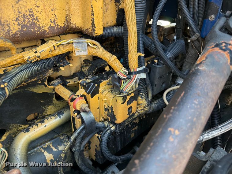 image for item EG9255 2006 Peterbilt 385 truck cab and chassis