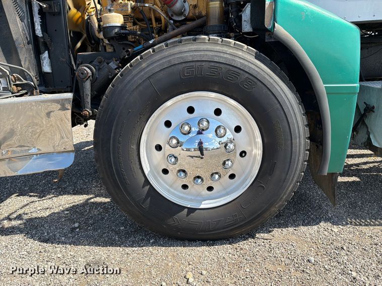 image for item EG9255 2006 Peterbilt 385 truck cab and chassis