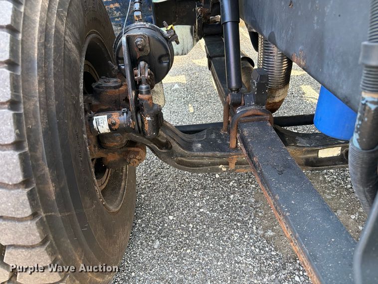 image for item EG9255 2006 Peterbilt 385 truck cab and chassis