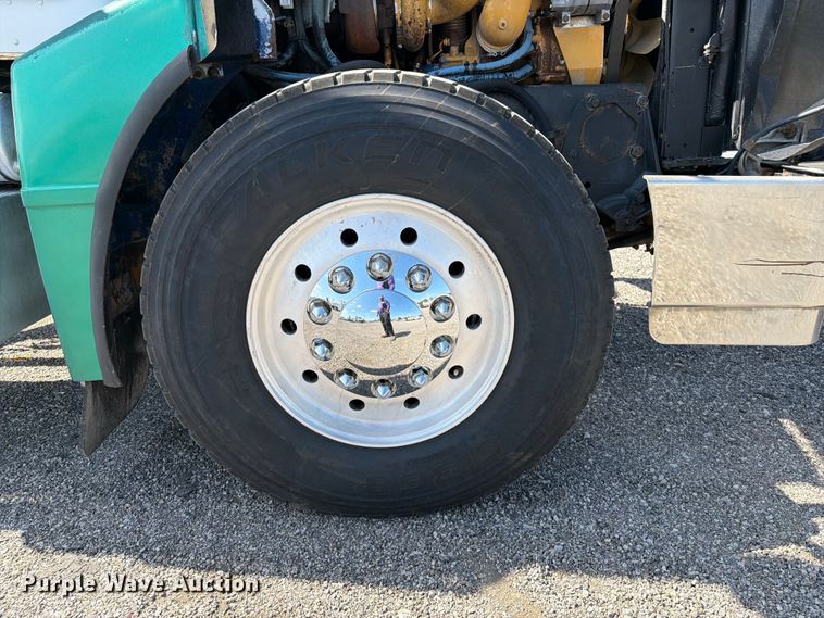 image for item EG9255 2006 Peterbilt 385 truck cab and chassis