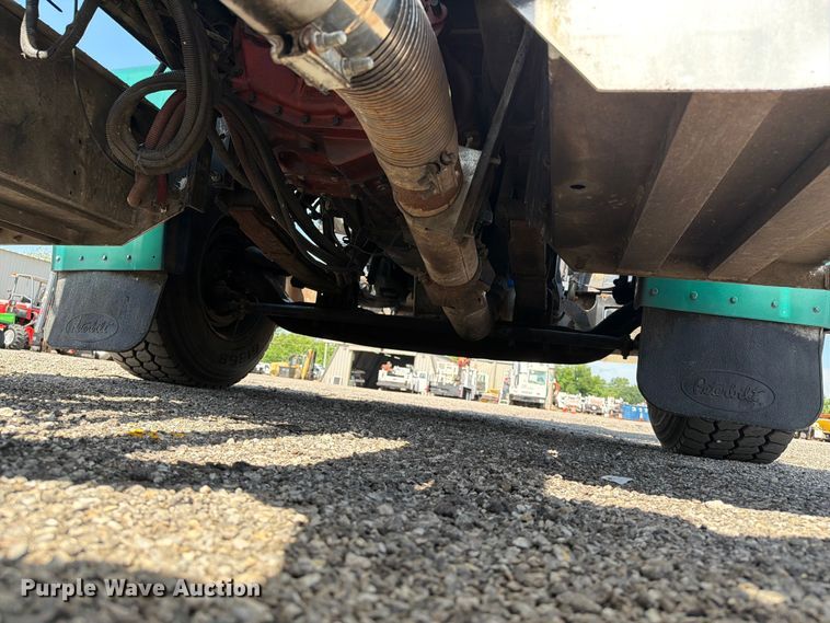 image for item EG9255 2006 Peterbilt 385 truck cab and chassis
