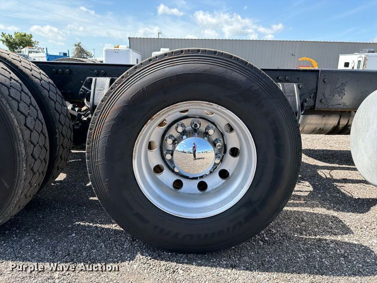 image for item EG9255 2006 Peterbilt 385 truck cab and chassis