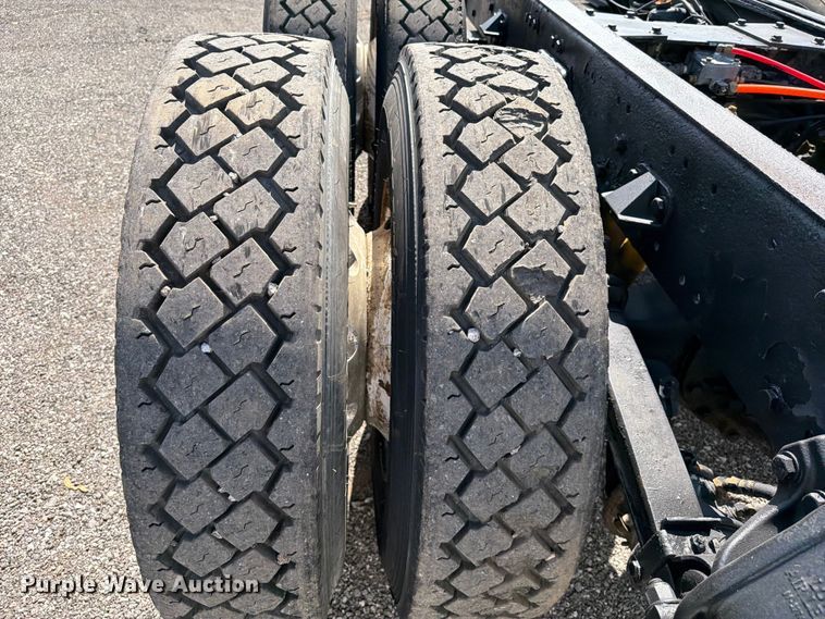 image for item EG9255 2006 Peterbilt 385 truck cab and chassis