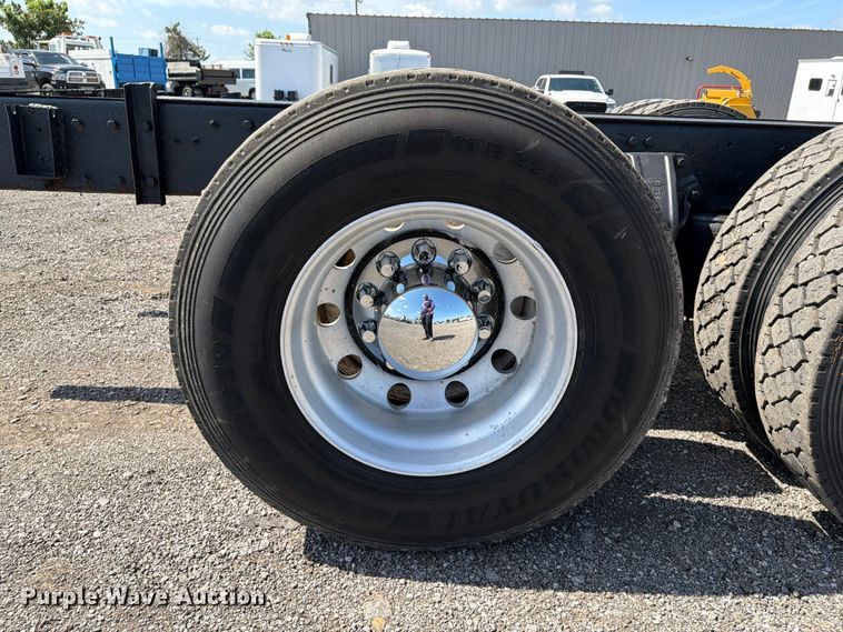 image for item EG9255 2006 Peterbilt 385 truck cab and chassis